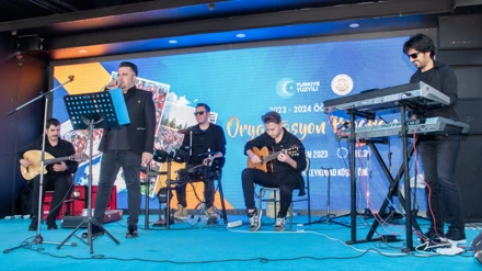 Sanatçı Emirhan Doğan, Selçuk Üniversitesinde konser verdi